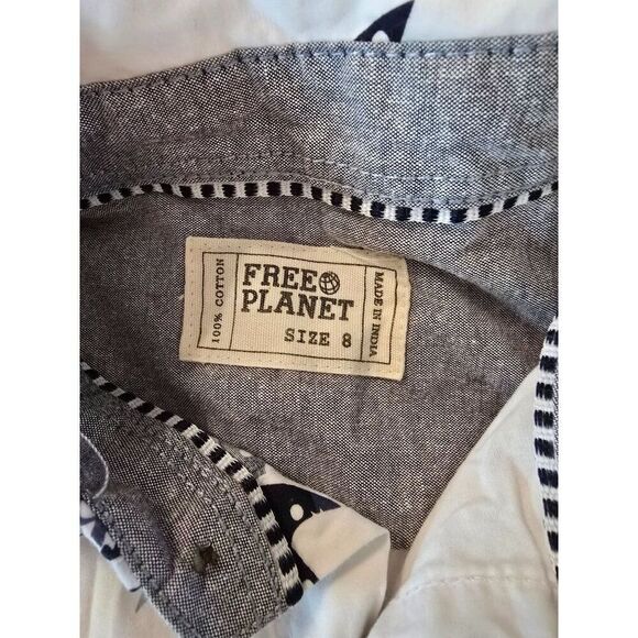 Free Planet Boys Shark Print Short Sleeve Button-Up Shirt Sz 8 White & Navy Blue - Picture 5 of 8